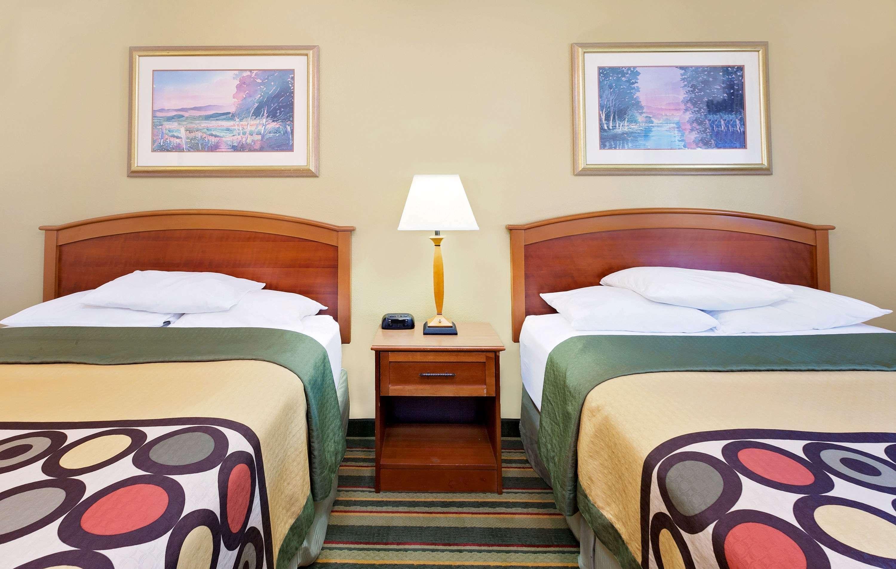 Super 8 By Wyndham Mt. Pleasant Hotel Маунт Плезант Екстериор снимка