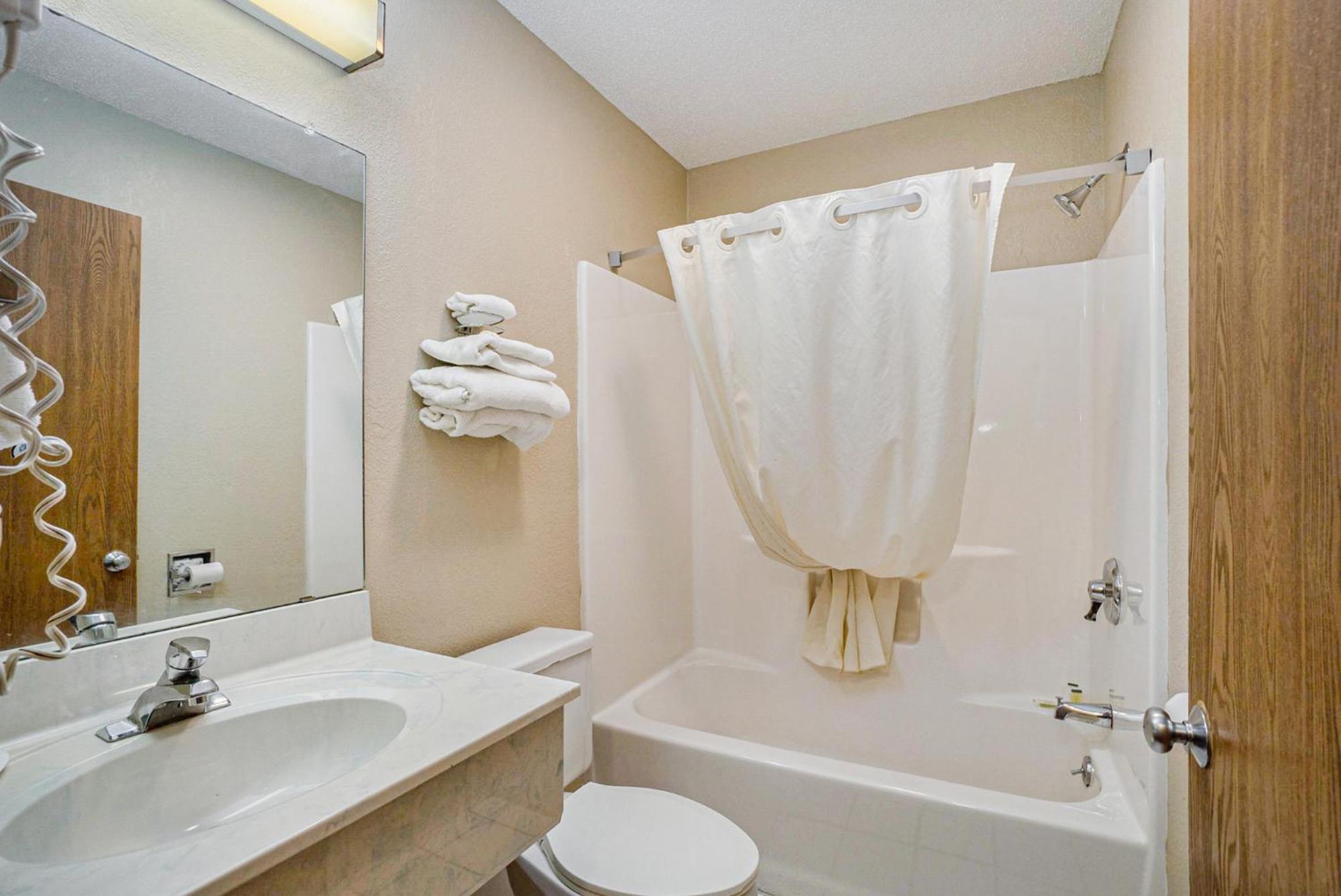 Super 8 By Wyndham Mt. Pleasant Hotel Маунт Плезант Екстериор снимка