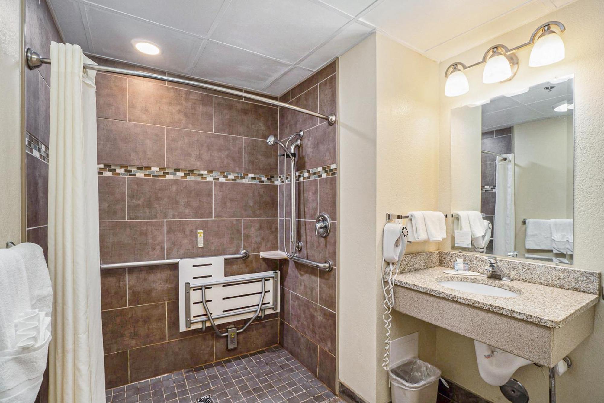 Super 8 By Wyndham Mt. Pleasant Hotel Маунт Плезант Екстериор снимка