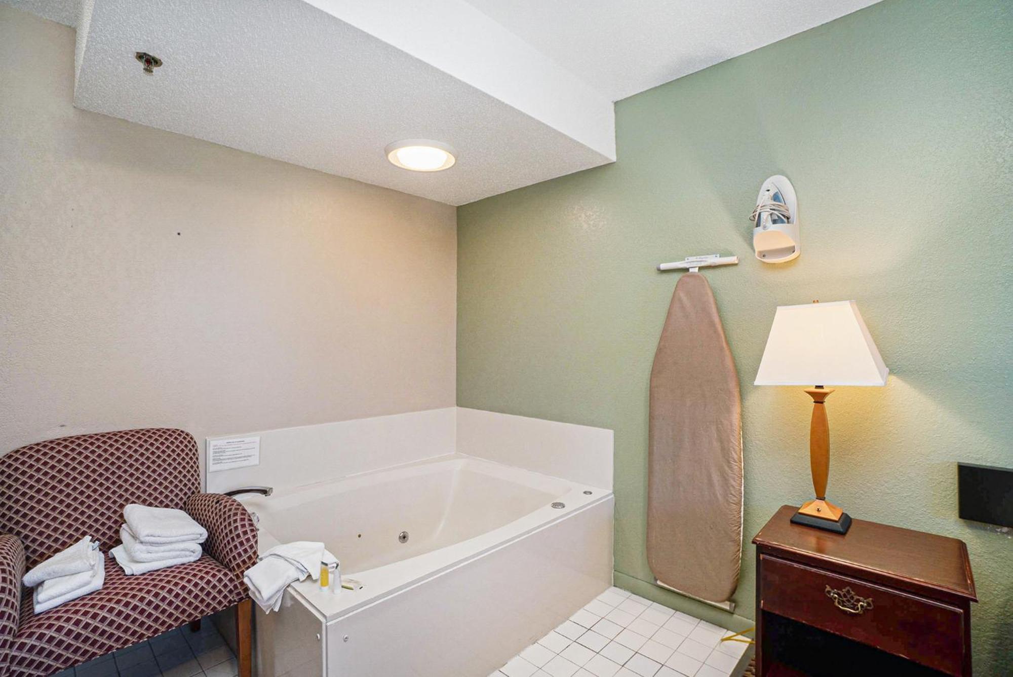 Super 8 By Wyndham Mt. Pleasant Hotel Маунт Плезант Екстериор снимка