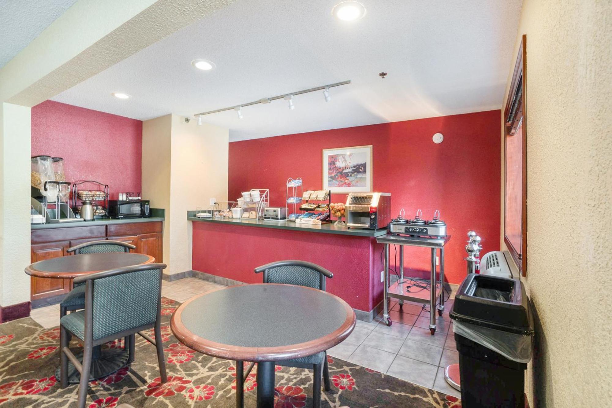 Super 8 By Wyndham Mt. Pleasant Hotel Маунт Плезант Екстериор снимка