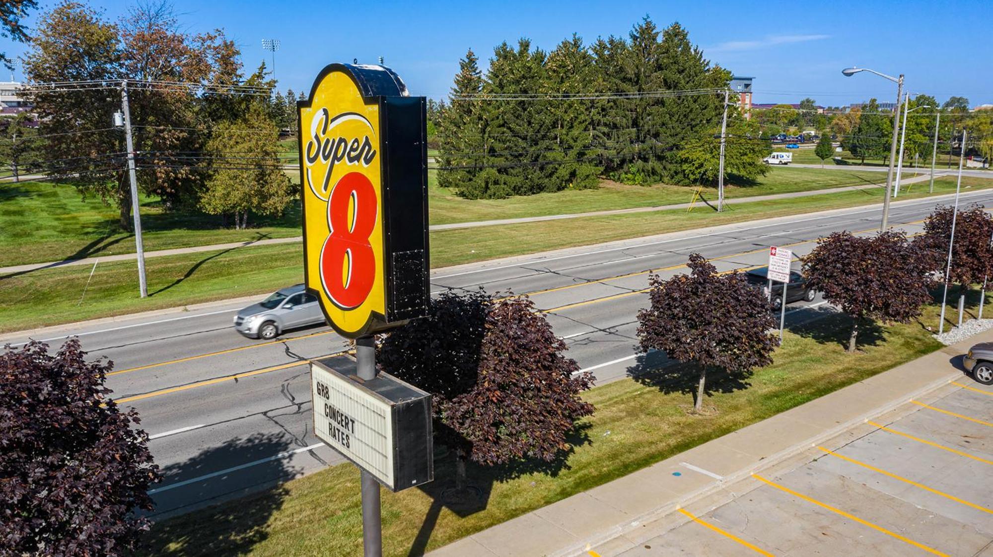 Super 8 By Wyndham Mt. Pleasant Hotel Маунт Плезант Екстериор снимка