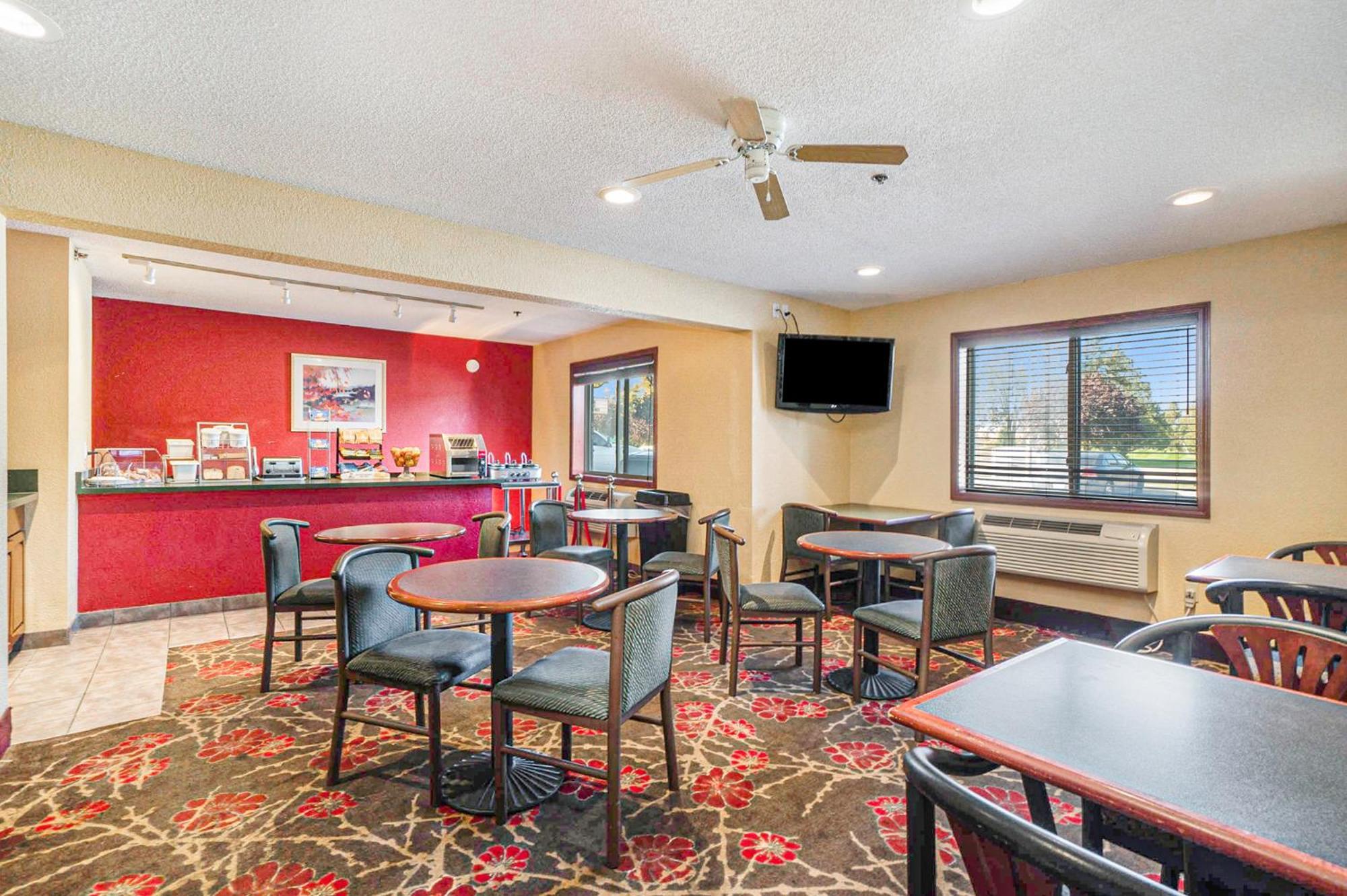 Super 8 By Wyndham Mt. Pleasant Hotel Маунт Плезант Екстериор снимка