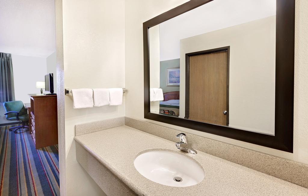 Super 8 By Wyndham Mt. Pleasant Hotel Маунт Плезант Екстериор снимка